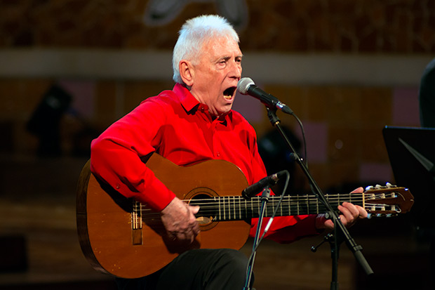 Raimon el 28 de mayo de 2017 en el Palau de la Música Catalana cantando Al vent: «In my beginning is my end» (En mi principio está mi final). © Xavier Pintanel