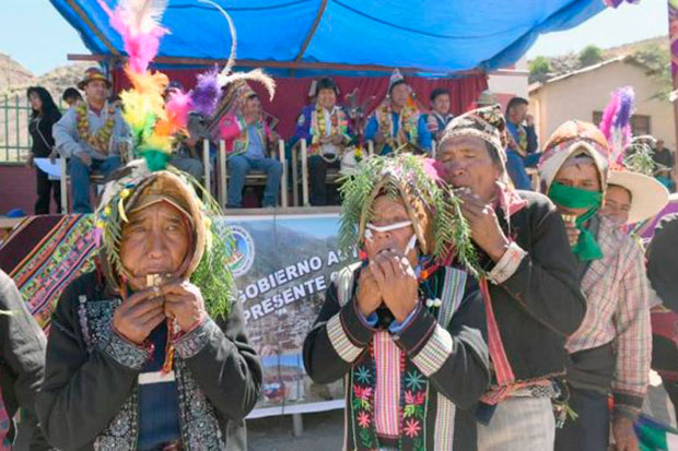 Varias personas interpretan la danza jula jula en presencia del presidente de Bolivia, Evo Morales, hoy, viernes 11 de mayo de 2018, en Caripuyo (Bolivia). © ABI