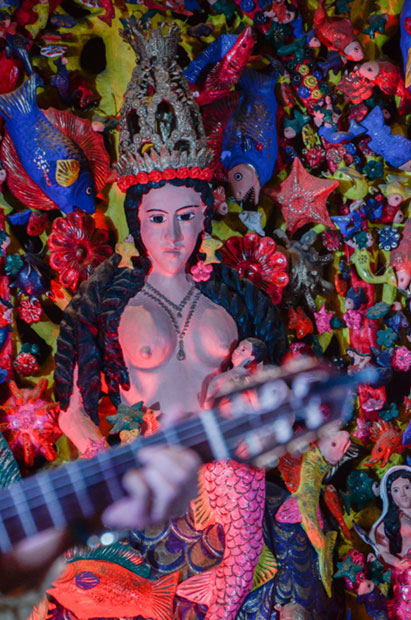 La guitarra frente al «Árbol de la vida», obra del ceramista mexicano Alfonso Soteno Fernández, que preside la Sala Che Guevara de la Casa de las Américas. © Kaloian Santos Cabrera