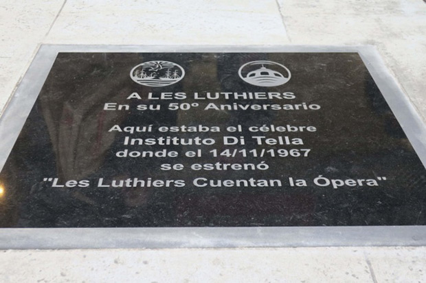 Placa-homenaje a Les Luthiers en Buenos Aires. © EFE