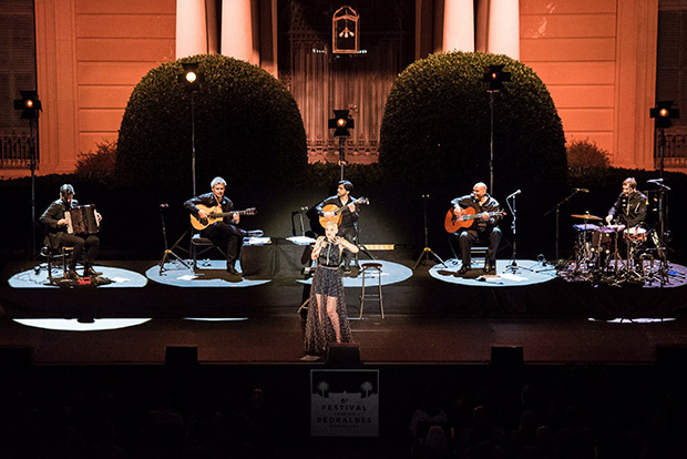 Mariza con su banda. © Jordi Calvera|Festival Jardins de Pedralbes