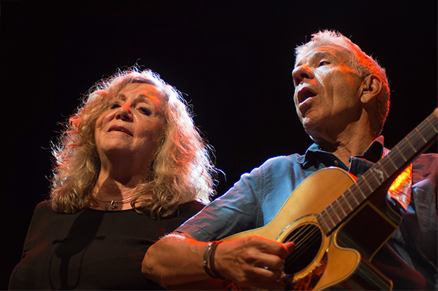 Montse Domènech y Eduard Estivill en el concierto de presentación de «Nit amiga» enel CAT de Barcelona. © Xavier Pintanel