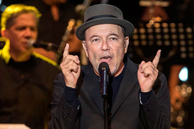 El cantante panameño Rubén Blades, durante el concierto inaugural de la XXIV edición del Festival La Mar de Músicas ofrecido esta noche en el Parque Torres de Cartagena, en Murcia. © EFE|Marcial Guillén