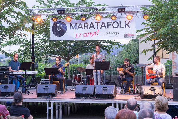 El «cantaor» valenciano Jonatan Penalba presentó su gratificante ópera prima «De soca-rel» (Temps Records, 2018) en el marco veraniego de Maratafolk. © Maratafolk|Enric Navarrete