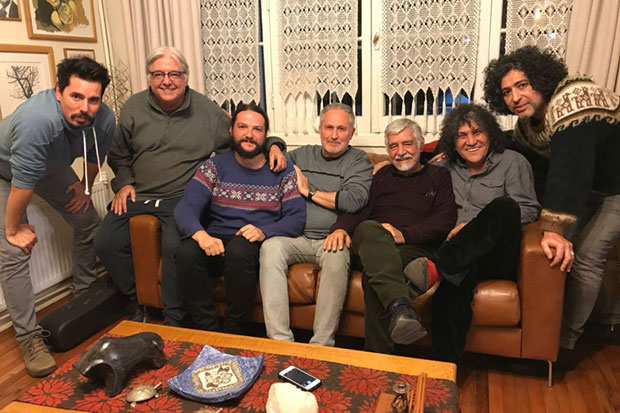 De izquierda a derecha: Ismael Oddó (Quilapayún/Carrasco), Marcelo Coulon (Inti-Illimani), Nano Stern, Cristián Galaz (Fundación Víctor Jara), Jorge Coulon (Inti-Illimani), Roberto Márquez (Illapu) y Manuel García.