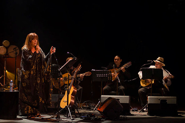 María del Mar Bonet en el Teatro Martí de La Habana. Junto a ella, el tresero Pancho Amat y Cuerdas del Monte.  © Enrique Smith Soto