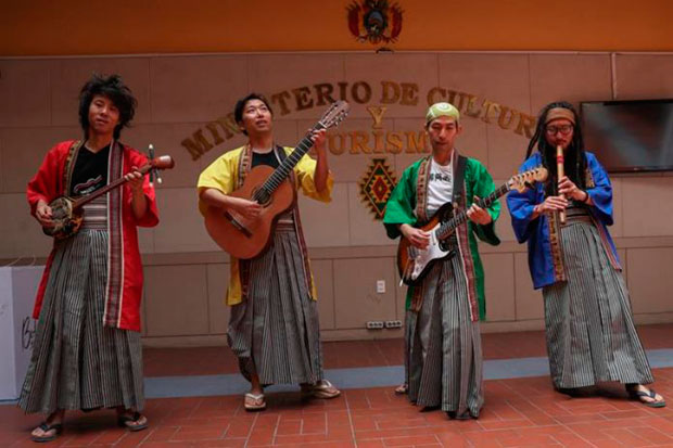 El grupo Wayra JaponAndes durante una presentación en La Paz (Bolivia). De izquierda a derecha: Hiroyuki Akimoto, Kenichi Kuwabara, Kohei Watanabe y Takahiro Ochiai. © EFE