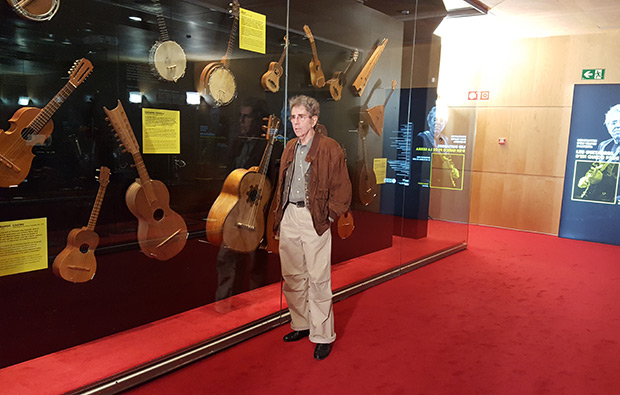 Francesc Pi de la Serra en el Museu de la Música posando ante algunas de sus guitarras. © Xavier Pintanel