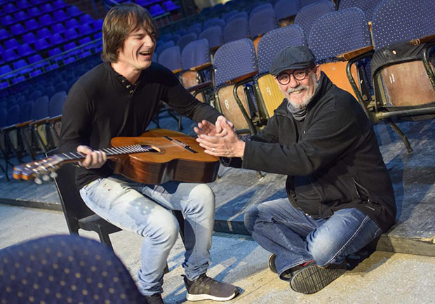 Silvio Rodríguez con Nahuel Penissi. © Kaloian Santos Cabrera