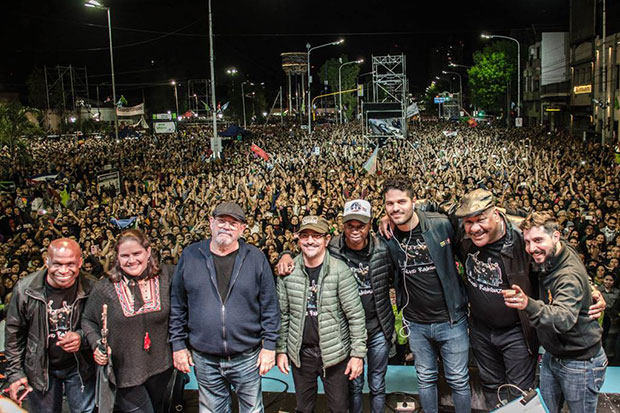 Silvio Rodríguez y su grupo al finalizar el concierto de Avellaneda. © Kaloian Santos Cabrera