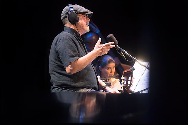 Silvio Rodríguez y Niurka González en el Teatro Martí. © Daniel Mordzinski