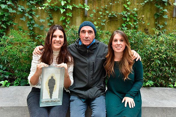 Lluís Llach con Sommeliers, las ganadoras del XI Premio Miquel Martí i Pol del Certamen Terra i Cultura. © Xavier Mercadé