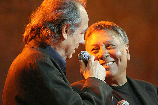 Joan Manuel Serrat y Moncho en el concierto «Moncho entre amigos. 50 años» celebrado en el Palau de la Música Catalana de Barcelona el 12 de mayo de 2010. © Xavier Pintanel