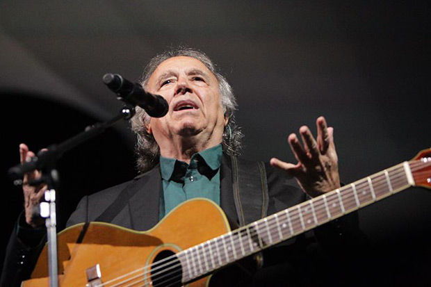 La voz de Serrat transporta el aroma de su querido Mediterráneo hasta Uruguay.