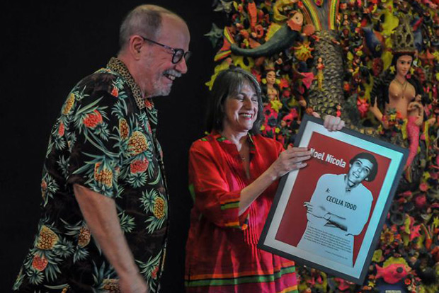 Cecilia Todd recibe de manos de Silvio Rodríguez el Premio Noel Nicola. © Ariel Cecilio Lemus