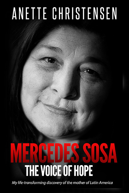 Portada del libro «Mercedes Sosa. The voice of hope» de Anette Christensen.