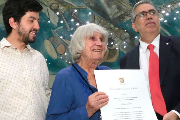 Joan Jara recibe premio a la trayectoria en la promoción de los Derechos Humanos. © USACH|Marco Avilés