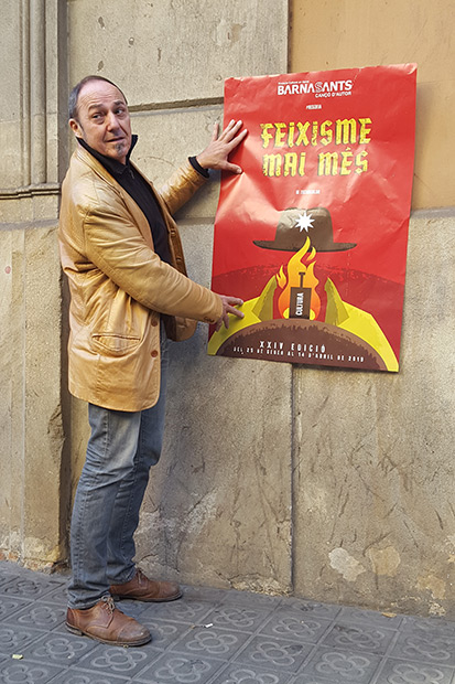 Pere Camps, director del BarnaSants, sostiene el cartel de la vigésimo cuarta edición del festival BarnaSants. © Xavier Pintanel