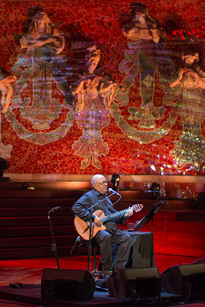 Pablo Milanés rodeado por las musas del Palau de la Música en Barcelona. © Xavier Pintanel