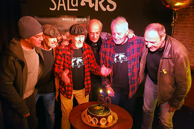 Manel Joseph, rodeado de amigos, sopla las velas del pastel por sus 50 años en los escenarios en la presentación de su concierto del 3 de marzo. © Xavier Pintanel