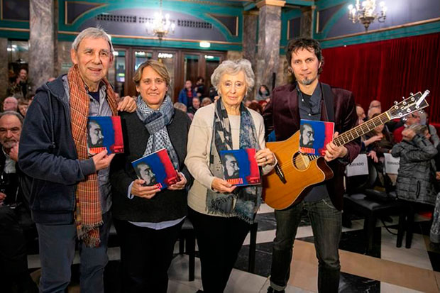 La viuda de José Antonio Labordeta y presidenta de la Fundación que gestiona su legado, Juana de Grandes (2d), su hija Paula (2i) y los cantautores Joaquín Carbonell (i) y David Lozano (d), posan en el Espacio Mariano Cariñena del Teatro Principal de Zaragoza al inicio de la presentación de la reedición de «Andros 2» © EFE