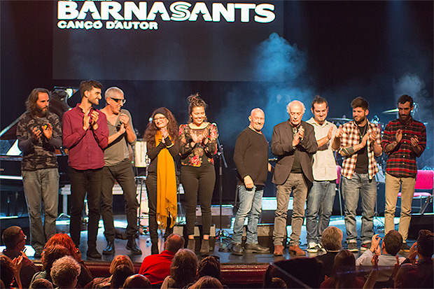 Foto de familia con los participantes del concierto de Enric Hernàez del 3 de marzo de 2018 en la Sala Luz de Gas en el marco de la décimo tercera edición de festival BarnaSants. © Xavier Pintanel