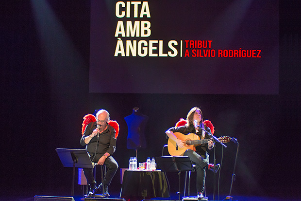 Joan Isaac y Sílvia Comes presentando «Cita amb ángels» en la Sala Luz de Gas. © Xavier Pintanel