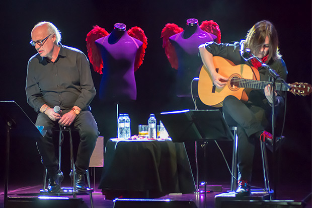 Joan Isaac y Sílvia Comes presentando «Cita amb ángels» en la Sala Luz de Gas. © Xavier Pintanel