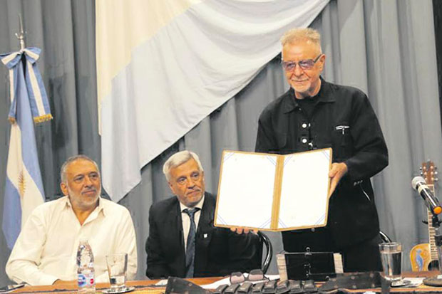 León Gieco recibe doctorado Honoris Causa por la Universidad de Rio Cuarto. © Manuel Fernández | Instagram oficial León Gieco