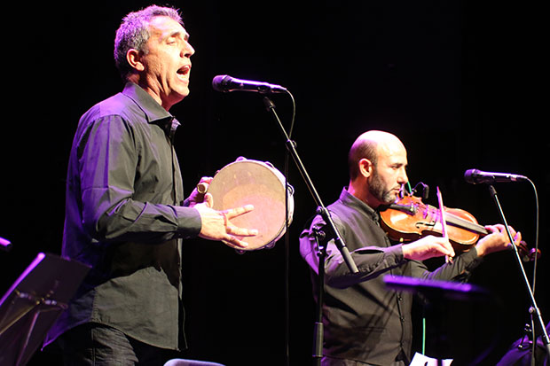 Pep Gimeno «Botifarra» y Ahmed Touzani en la presentación del disco «De banda a banda del Mediterrani» ayer 15 de marzo en el CAT de Barcelona en el marco de la trigésimo segunda edición del Festival Tradicionàrius. © Xavier Pintanel