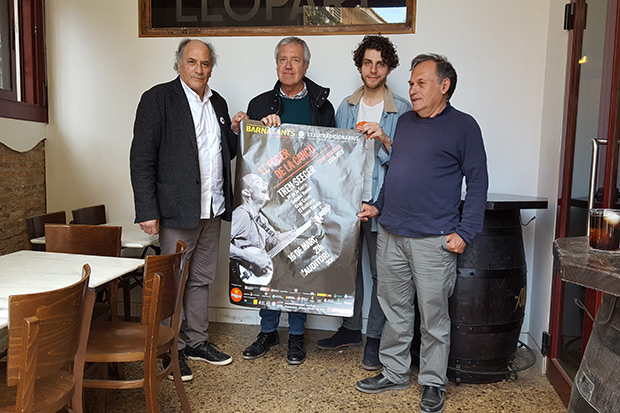 Encuentro con la prensa en el Bar Llopart, en donde Pete Seeger ofreció un concierto semiclandestino en 1971. De izquierda a derecha: Esteve León, vicepresidente del Tradicionàrius; Arturo Gaya; Guillem Izquierdo del BarnaSants; y Eusebi Llopart, propietario del Bar Llopart. © Xavier Pintanel