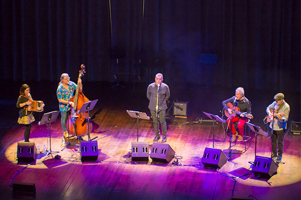 Pep Gimeno «Botifarra» con Treen Seeger interpretó «Ai Carmela!» y unos cantos de trabajo valencianos intentando mostrar los paralelismos con los cantos de trabajo negros. © Xavier Pintanel