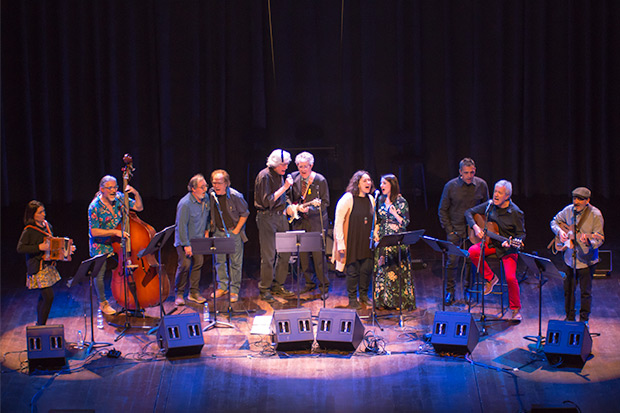 El concierto terminó con una interpretación col·lectiva de «Guantanamera» aquellos versos de José Martí musicados por Joseíto Fernández que Pete Seeger popularizó y paseó por el mundo. © Xavier Pintanel