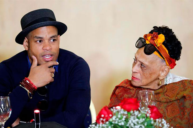 La cantante cubana Omara Portuondo y el músico cubano Roberto Fonseca participan en una conferencia de prensa este viernes, en La Habana (Cuba). © EFE