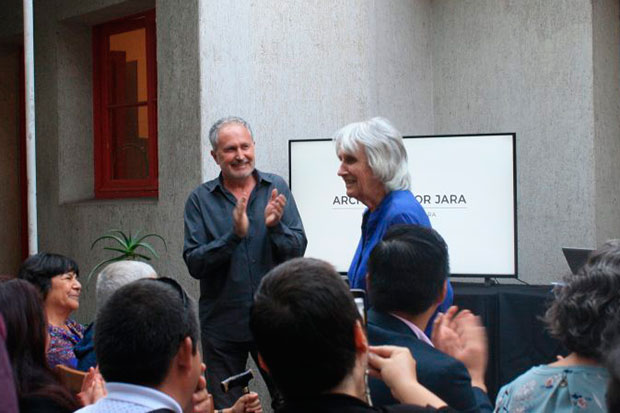 Joan Jara con Cristian Galaz, Director Ejecutivo de la Fundación Víctor Jara, en el acto de abertura al público del Repositorio de su Archivo Histórico. © Fundación Víctor Jara