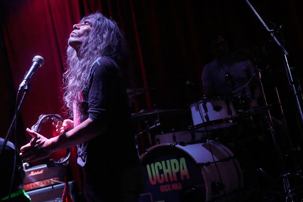 Fotografía tomada el 29 de marzo del 2019 al vocalista del grupo musical Uchpa, Fredy Ortiz, durante una prueba de sonido previa a un concierto en el Centro Cultural La Noche de la ciudad de Lima (Perú). © EFE