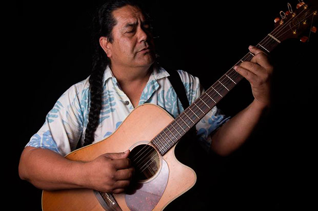 El rupturista artista de la Isla de Pascua, Manuto, fue registrado al tocar su guitarra, en Hanga Roa, en la Isla de Pascua (Chile). © EFE