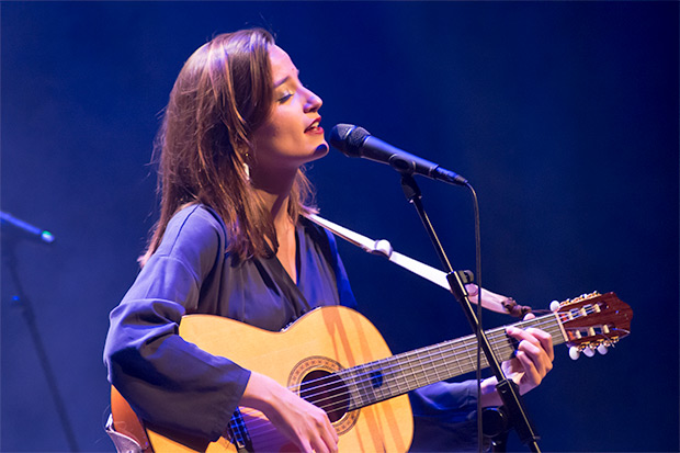 Judit Neddermann clausuró la vigésimo cuarta edición del Festival BarnaSants en el Auditori de Barcelona. © Xavier Pintanel