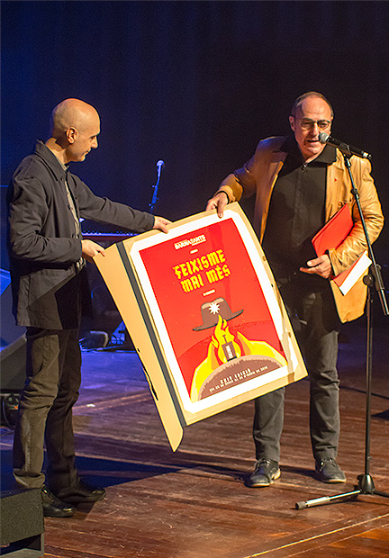 Pere Camps entrega el premio BarnaSants al Activismo Cultural 2019 a Lluís Marrasé. © Xavier Pintanel