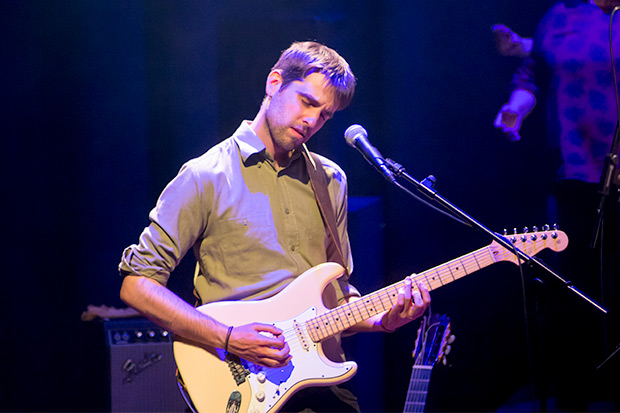 Pau Figueres, productor, arreglista, guitarrista y director de la banda que acompaña a Judit Neddermann. © Xavier Pintanel