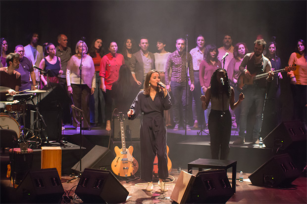 Judit Neddermann con el Soul Choir Barcelona. © Xavier Pintanel