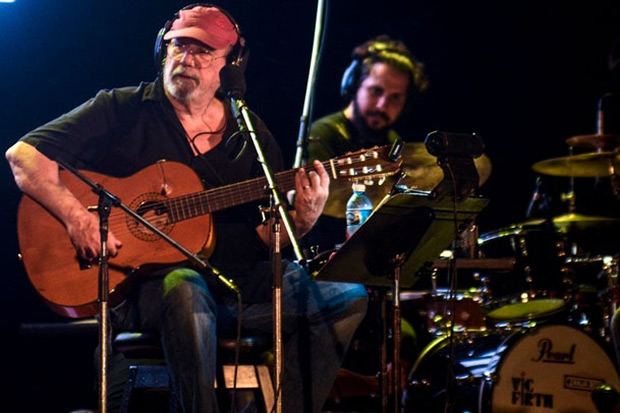 Silvio Rodríguez en su concierto 101 de la Gira por los Barrios, esta vez en homenaje a La Casa de las Américas. © ACN | Ariel Ley
