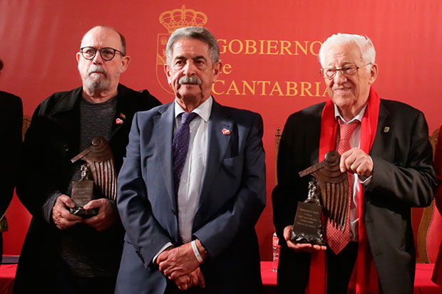 Silvio Rodríguez; Miguel Ángel Revilla, presidente de Cantabria; y Ángel García Rodríguez, el Padre Ángel. © Pepe Redondo