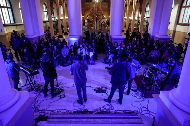 Un grupo de personas asiste este viernes al «concierto insonoro» de la banda chilena de rock Kuervos del Sur celebrado en el Museo Nacional de Historia Natural en Santiago (Chile). © EFE|Alberto Valdés