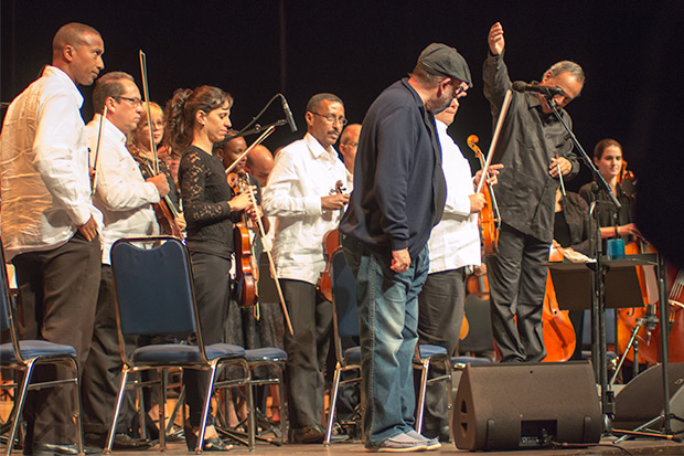 Silvio Rodríguez con Enrique Pérez Mesa y la Orquesta Sinfónica Nacional de Cuba. © Xavier Pintanel