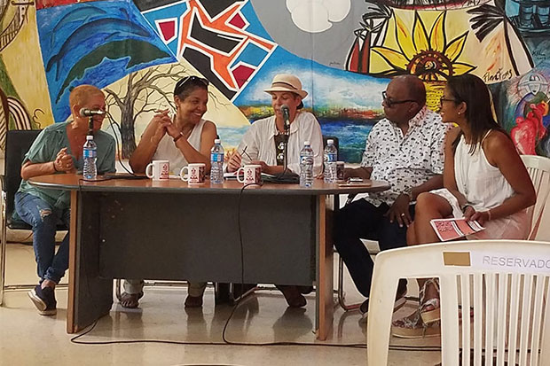 Marta Campos y Heidi Igualada (segunda y tercera a la izquierda respectivamente) en la conferencia de prensa en la Casa del Alba Cultural presentando el tercer Encuentro de Cantoras «Ella y yo».