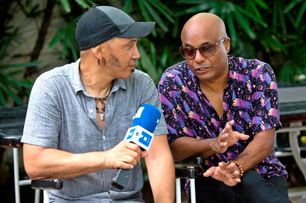 Luis Barbería y Vanito Brown, del grupo Habana Abierta, hablan durante una entrevista con EFE en el Club Melen, el 30 de julio de 2019, en La Habana (Cuba). © EFE|Yander Zamora