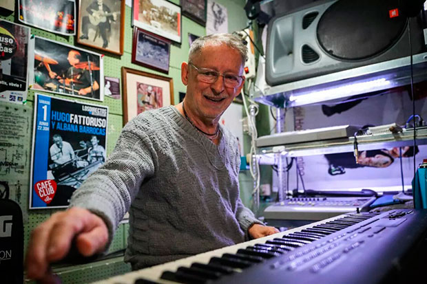 El pianista, compositor y arreglista Hugo Fattoruso posa para EFE durante una entrevista el 26 de agosto de 2019, en Montevideo (Uruguay) © EFE|Raúl Martínez