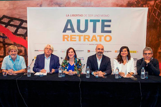 De izquierda a derecha: el director de la película-homenaje a Luis Eduardo Aute, «Aute Retrato», Gaizka Urresti; el gerente el Teatro Principal de Zaragoza, José Mª Turmo; la vicealcaldesa de Zaragoza, y consejera de Cultura y Proyección Exterior, Sara Fernández; el director general de Cultura de Aragón, Víctor Lucea; la directora de CARTV, Teresa Azcona; y el cantautor Pedro Guerra. © EFE|Javier Cebollada