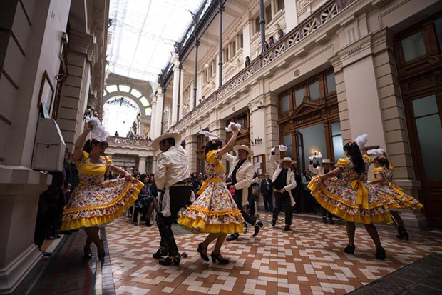 Un grupo de bailarines de cueca, el baile tradicional de Chile, realizan una actuación el pasado jueves 12 de septiembre en el marco de la celebración de las Fiestas Patrias del país sudamericano, en Santiago (Chile). © EFE/Alberto Valdés